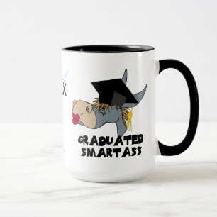 Asno engraçado da graduação que veste a caneca