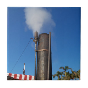 assobio a vapor velho com uma pluma branca de vapo