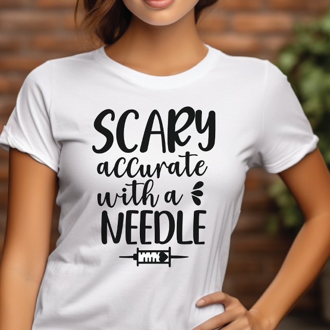 Assustador Com Uma Enfermeira De Halloween De Agul (Scary Accurate With A Needle Halloween Nurse Shirt)