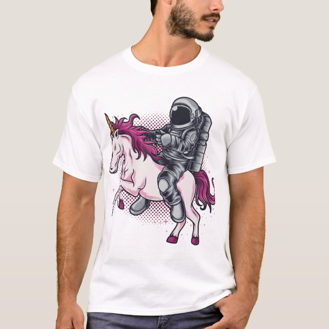 Astronauta montando uma camiseta rosa do Unicórnio (Frente)