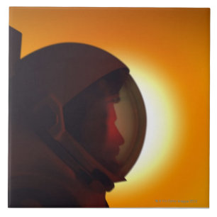 Astronauta protegido com capacete contra o Sun
