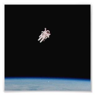 Astronauta que flutua no espaço aberto - foto da