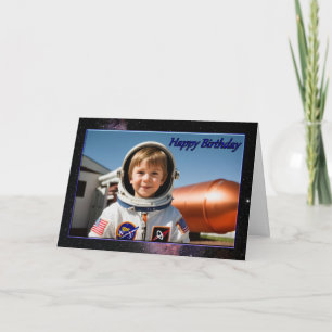 Astronauta retira o cartão de aniversário do garot