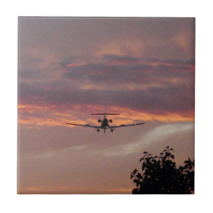 Aterragem comercial do jato no por do sol