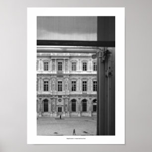 Através da janela Le Louvre Paris B e do poster d