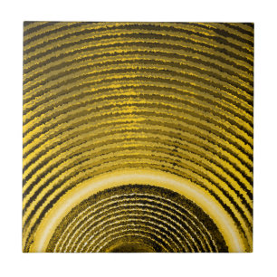 Auto-falante amarelo da música e ondas sadias