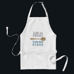 Avental A vida é curta e engraçada Cinza azul e bege<br><div class="desc">Apron de Baker Divertido com design de tipografia e citação engraçada que diz "A vida é curta, Lick the Spoon". O texto é escrito em textos de moto de moda com uma colher de madeira em uma paleta de cor na moda de cinzas escuras, azul-oceano e bege. Um presente lúdico...</div>