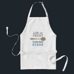 Avental A vida é curta e engraçada Cinza azul e bege<br><div class="desc">Apron de Baker Divertido com design de tipografia e citação engraçada que diz "A vida é curta, Lick the Spoon". O texto é escrito em textos de moto de moda com uma colher de madeira em uma paleta de cor na moda de cinzas escuras, azul-oceano e bege. Um presente lúdico...</div>