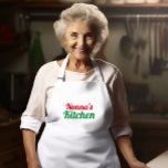 Avental Apron<br><div class="desc">Celebre qualquer ocasião com o dom perfeito: um avental clássico de chef branco adorado com um roteiro vermelho personalizável. Personalize com "Mamma", "Mãe", "Zia" ou "Zizzi" (tia) para torná-la exclusiva deles. Abaixo do nome, um encantador roteiro verde orgulhosamente declara "Cozinha". Este gesto ponderado é um presente ideal para o familiar...</div>