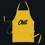 Avental Arpon de CHURRASCO amarelo engraçado e frio para h<br><div class="desc">Calma e grill, um arpon de CHURRASCO amarelo engraçado para homens. Ícone de cozinhar personalizado em branco, bege ou amarelo. Opções curtas e longas também. Na moda com letra de design com tipografia de script. Personalize com seu próprio nome opcionalmente. Legal ideia de presente de Festa de aniversário para o...</div>