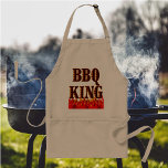Avental CHURRASCO Rei Vermelho Chama Cookout Dizendo Apron<br><div class="desc">CHURRASCO Rei cozinhar engraçado dizendo em uma fonte flamejante ocidental para cozinheiros e cozinheiros. Com arte gráfica de chamas vermelhas e laranja no fundo do design.</div>