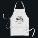 Avental Cozinha de CHURRASCO Engraçada Masculina Apron<br><div class="desc">O avental de churrasco de grilagem de homens engraçados com a tipografia "Eu ligo os Grills" e o nome personalizado é um presente de excelente para qualquer mestre de grelhas.</div>