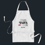 Avental Cozinha de CHURRASCO Engraçada Masculina Apron<br><div class="desc">O avental de churrasco de grilagem de homens engraçados com a tipografia "Eu ligo os Grills" e o nome personalizado é um presente de excelente para qualquer mestre de grelhas.</div>