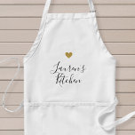 Avental de Cozinha Personalizado com Coração Doura<br><div class="desc">Avental estiloso personalizado com monograma, apresentando coração dourado e nome personalizado em caligrafia manual moderna.</div>