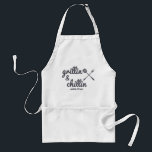 Avental Grillin e Chillin desde então - CHURRASCO personal<br><div class="desc">Churrasco personalizado Apron com diversão dizendo "grillin & chillin desde 19xx". O ditado está escrito em tipografia retrógrada e a modelo está pronta para você adicionar seu ano. O design apresenta ferramentas de churrasco, garfo e espátula em cinzas azul-escuras. Um presente de excelente para pai ou marido para a estação...</div>