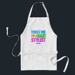 Avental Hair Stylist Monograma Hairstylist Humor<br><div class="desc">Um presente engraçado para um embelezador que acabou de se formar na escola de cosmetologia e corta cabelos em um salão. Um pouco de humor cabeludo. Confie em mim,  sou uma Stylist de cabelo escrita em cores neon brilhantes e divertidas.</div>