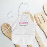 Avental Infantil Apron de Crianças e Garotas Auxiliares de mamãe<br><div class="desc">Meninas adoram ajudar suas mamães na cozinha! Edite o nome da criança na placa de tamanho desta criança. A inscrição é rosa. Você pode personalizar ainda mais para alterar a cor do texto,  se desejar.</div>