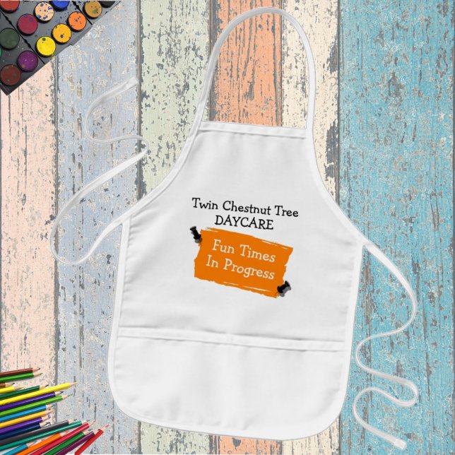 Avental Infantil Charada de Daycare Personalizada Laranja Sujeira d (Keep playtime clean. This apron is ready for personalization for a gift or a business accessory. )