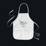 Avental Infantil Girls Cute Rainbow Narwhal Cartoon e Nome<br><div class="desc">Este avental de moda e crianças bonitinhas apresenta um adorável e desenhado à mão para um desenho da revista arco-íris. Esta design também tem um lugar para você adicionar o nome da sua garota. O perfeito oceano branco temático design para o seu pequeno.</div>