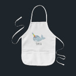 Avental Infantil Girls Cute Rainbow Narwhal Cartoon e Nome<br><div class="desc">Este avental de moda e crianças bonitinhas apresenta um adorável e desenhado à mão para um desenho da revista arco-íris. Esta design também tem um lugar para você adicionar o nome da sua garota. O perfeito oceano branco temático design para o seu pequeno.</div>