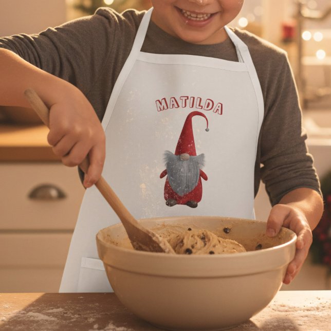 Avental Infantil Gnomo de Natal bonito Crianças Personalizadas Apro (Get your little chef ready for holiday cookies with this adorable personalized gnome apron.)