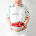 Avental Infantil Monograma de Nome Personalizado | Cinza<br><div class="desc">Estes pombos personalizados apresentam o nome do seu filho numa fonte moderna e arqueada, fazer-os perfeitos para os jovens cozinheiros que ajudam na cozinha, brincadeiras criativas de vestimenta, ou como o artista fuma para proteger roupas durante o artesanato. Feitos a partir de tecidos duráveis e fáceis de limpar, estes pombos...</div>