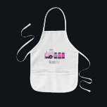 Avental Infantil Nome e trem de locomotivas cor-de-rosa<br><div class="desc">Este design é parte de uma coleção com rabiscos de transporte bonitos para o roupa e acessórios para bebês e meninas. O design apresenta um trem de locomotiva roxo e rosado, e pode ser personalizado com o nome da sua menina. Perfeito para pequenos viajantes! Procure outros designs bonitos na nossa...</div>
