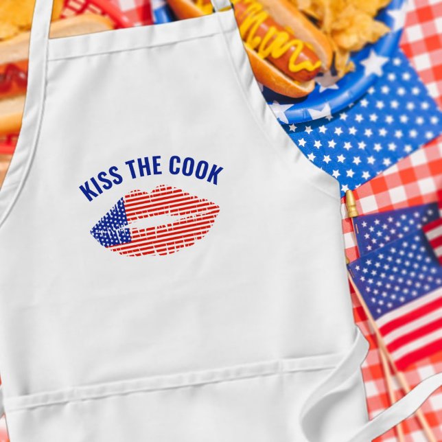 Avental Kiss The Cook American Lábios Patriotic USA Apron (Kiss the cook! A fun apron to wear at your patriotic BBQ. The cook loves kisses)