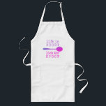 Avental Longo A vida é curta e engraçada citação roxa e rosa<br><div class="desc">"A vida é curta,  Lick the Spoon",  fala sobre design de tipografia. O texto é escrito em texto de máquina de escrever de moda com uma colher de madeira numa paleta de cores divertidas,  roxa e rosa. Um presente divertido para um padeiro,  cozinheiro ou cozinheiro.</div>