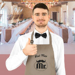 Avental Longo Best Man Wedding Party<br><div class="desc">Best Man Apron Wedding Party Aprons Gifts. Best Man, Groomsman or Support Staff Apron Wedding Party Gifts. Aprons for the Groomsman or Support Staff to wear while Serving and Cooking BBQ Barbeque or other refreshments at the Bachelor Party, Rehearsal Dinner or Wedding Reception. Edit Titles to Names or Titles whichever...</div>
