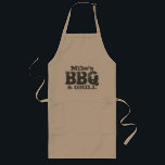 Avental Longo Papel de CHURRASCO personalizado longo para homens<br><div class="desc">Um avental de CHURRASCO antigo personalizado para homens. Pedra de churrasco personalizada com tipografia vintage. Texto masculino com letras desbotadas e desbotadas. Adicione seu próprio nome CHURRASCO e grill. Nome personalizável, sobrenome ou sobrenome. Festa Legal de churrasco de verão favorece a ideia de presente para pais de chef, pai, tio,...</div>