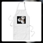 Avental Longo Três luvas de Alho Branco Inteiro<br><div class="desc">Um avental personalizável dramático para o seu cozinheiro ou cozinheiro gourmet favorito. Com 3 lâmpadas brancas inteiras de Alho com sabor realçado em contraste com um fundo preto escuro, este avental é uma delícia culinária saborosa. A palavra alho pode ser alterada para personalizar este avental saboroso com um Nome ou...</div>
