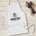 Avental Mestre Chef Personalizado Catering Culinário<br><div class="desc">O chefe de cozinha, chefe de cozinha ou catador apreciará esta design moderna com um garfo e uma faca crus com um cozinheiro servindo prato acima. Adicione o nome do seu chefe e o ano estabelecido ou excluído. Perfeito para o seu alimento favorito, presente para dia de os pais, dia...</div>