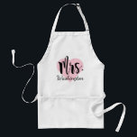 Avental Monograma de Casamento Personalizado de Coração Ro<br><div class="desc">O avental personalizado do na moda apresenta a Sra. em um roteiro negro ousado e moderno com texto personalizado de sobrenome casado. Um coração de rosa claro acentua a design. Compre nossa loja para o Sr. design!</div>
