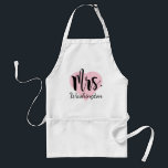 Avental Monograma de Casamento Personalizado de Coração Ro<br><div class="desc">O avental personalizado do na moda apresenta a Sra. em um roteiro negro ousado e moderno com texto personalizado de sobrenome casado. Um coração de rosa claro acentua a design. Compre nossa loja para o Sr. design!</div>