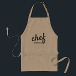 Avental Nome Personalizado do Tipo Moderno de Script de Ch<br><div class="desc">Gênio culinário,  comida extraordinário,  um capricho na cozinha. Personalize seu próprio Chef Apron e encoraje esses talentos culinários. Personalize este design moderno com um script do Chef correspondente à tipografia clássica do nome.

Que tal dar esses pombos na sua próxima competição de recompensa como presentes ou reunião de churrasco.</div>
