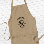 Avental O MELHOR PAI Russo Moderno NUNCA Dia de os pais<br><div class="desc">Churrasco personalizado "MELHOR PAI NUNCA" retrorlegal num design de tipografia estilo logo com o nome do pai e o ano em que se tornou pai. Um presente de excelente para Dia de os pais ou um presente de aniversário único para o pai que ama churrasco.</div>