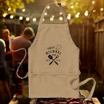 Avental O PAI MELHOR DO Chef Russo Moderno NUNCA Dia de os<br><div class="desc">Churrasco personalizado "MELHOR PAI NUNCA" retrorlegal num design de tipografia estilo logo com o nome do pai ao lado do chapéu de cozinheiro. Um presente de excelente para Dia de os pais ou um presente de aniversário único para o pai que ama churrasco.</div>