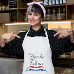 Avental Vive la France Typografia<br><div class="desc">Pelo amor da França e por todas as coisas em francês, este divertido design apresenta uma tipografia fluida com a frase familiar "Vive la France" com uma Torre Eiffel "A" sobre uma faixa de faixa em cores da bandeira francesa. Uma escolha excelente para amantes de cozinhar francês ou de cozinha...</div>