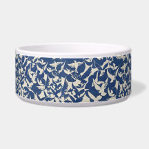 Aves em tigela de água azul e branca para animais 