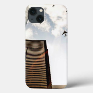 Aviões que voam sobre construções