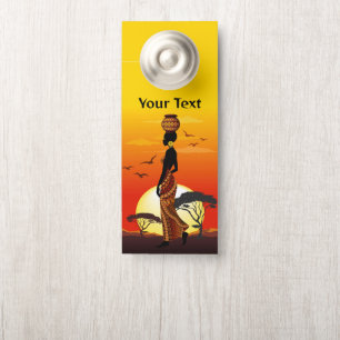Aviso De Porta A linda mulher africana Silhouette sobre os sóis a