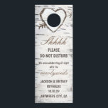 Aviso De Porta Árvore de Birch Não Incomodar Perigo De Porta De S<br><div class="desc">Design apresenta um fundo latido de árvore de pássaros com um coração sobre a saída da porta. Altere o texto para o que quiser ou deixe como está. Altere o texto sob o recurso personalizar outro. Verifique as pré-visualizações na tela antes de fazer check-out — é isso que vai ser...</div>