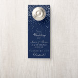 Aviso De Porta Casamento de marinho Azul e Prata Glam Confetti<br><div class="desc">A coleção de casamento de confete azul e glam prata marinho é perfeita para qualquer casal planejando uma celebração romântica de casamento. O design apresenta um fundo azul marinho chic com um confete dourado glam que é verdadeiramente espantoso e perfeito para qualquer evento especial. O texto incorpora a mesma cor...</div>