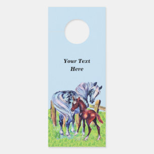 Aviso De Porta Cinza, Grama de Cavalo-Mãe, com Céu Azul Castanho