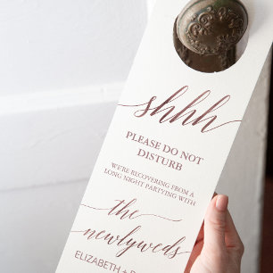 Aviso De Porta Convidado para Casamento de Caligrafia Dourada Ele