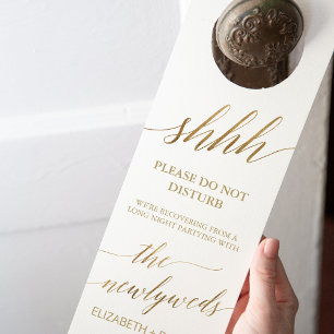 Aviso De Porta Convidado para Casamento de Caligrafia Dourada Ele