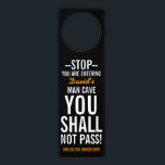Aviso De Porta Engraçado Perigo Personalizado de Porta<br><div class="desc">Excelente de ideia personalizada de presente para cada membro da casa! Quartos de crianças,  mãe e caverna de pais. Personalize-o para torná-lo exclusivamente seu.</div>