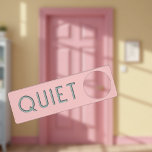 Aviso De Porta Escritório de Dorme do Quarto do Baby Hanger Hange<br><div class="desc">Inscrição simples e profissional num plástico grande,  rígido e de alta qualidade,  de 3/8",  de cor-de-rosa. Faz um presente querido e útil para a porta do berçário do bebê. Excelente também para familiares e amigos que precisam de um cartaz profissional para seu escritório,  dormitório ou quarto.</div>