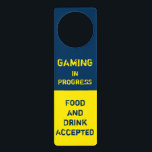 Aviso De Porta Jogos em Curso - Jogo de Vídeo - GG<br><div class="desc">Sinal de reprodutor de porta para jogos em andamento projetado para jogadores de vídeo, jogadores de computador e jogadores de Conselho. Diga ao mundo que você está ocupado com jogos e está aberto a pessoas que lhe trazem comidas e bebidas. Personalize com sua própria mensagem. Excelente para salas de jogos,...</div>